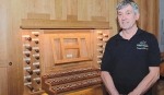 Jean-François Dupont et le nouvel Orgue de Kergonan.jpg
