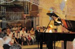 Anne Quéfellec devant l'Orgue de l'église.jpg