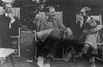 Bernard Russell, John Maynard Keynes et Lytton Strachey, 1917.jpg