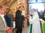 Le Père Marius reçoit les clefs de l'église le 26 septembre 2016.jpg